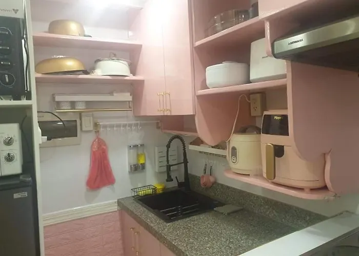 Apartahotel New Pinkish Two Bedrooms Unit With Full Korean Kitchenette Manila